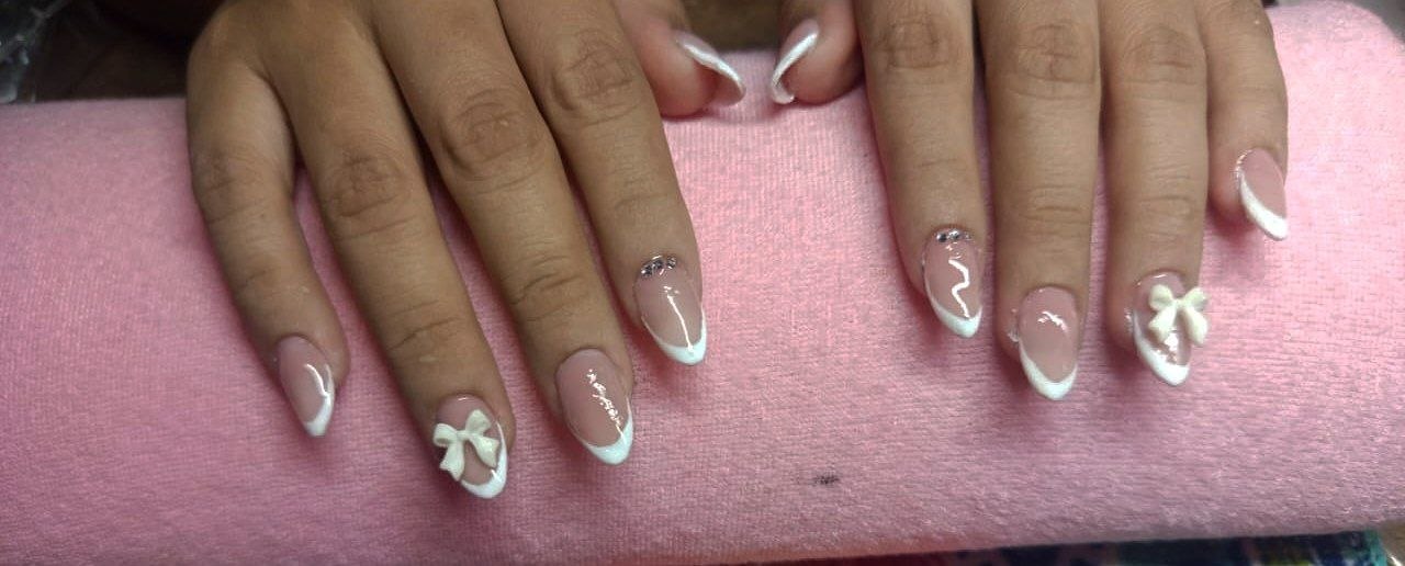 Uñas decoradas sobre reposera rosa